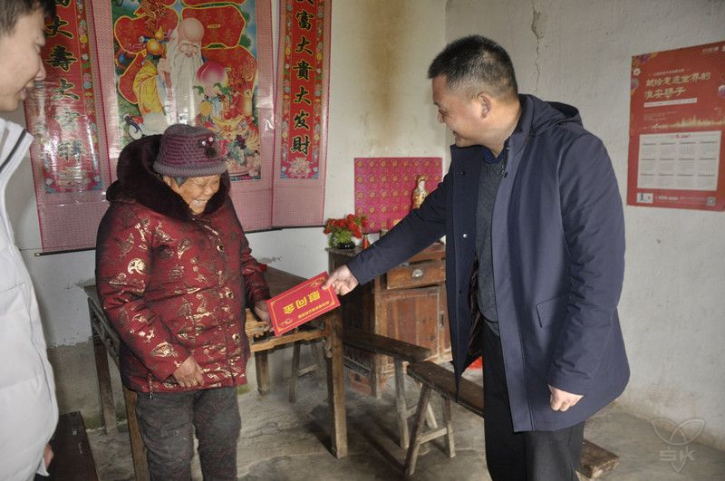 何善栋走访慰问部分困难群众家庭