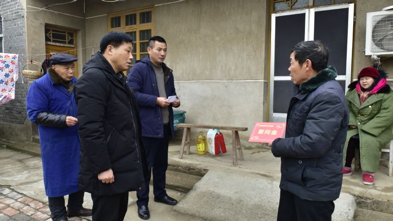 农场公司领导全面走访慰问困难职工群众