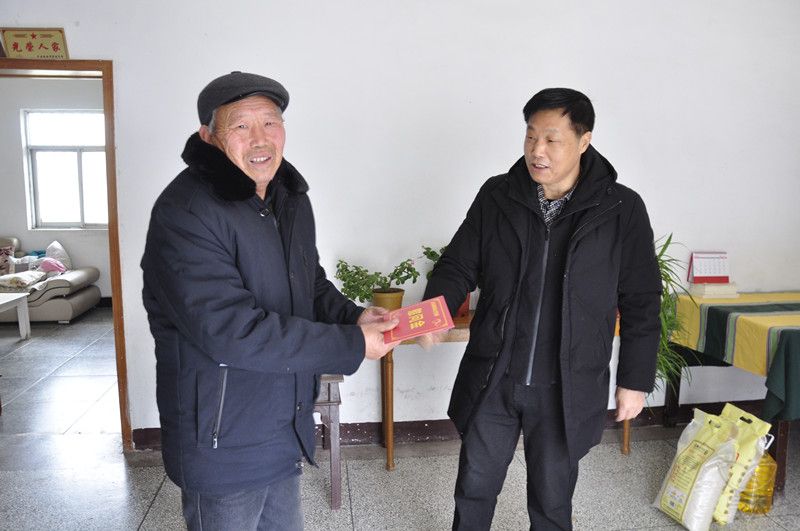 农场公司党委走访慰问一批困难党员