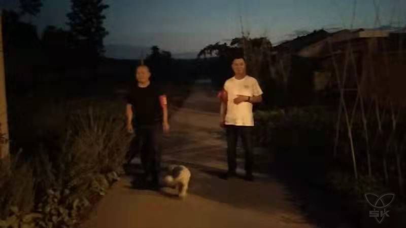 健康居委会积极组织开展党员平安夜巡活动