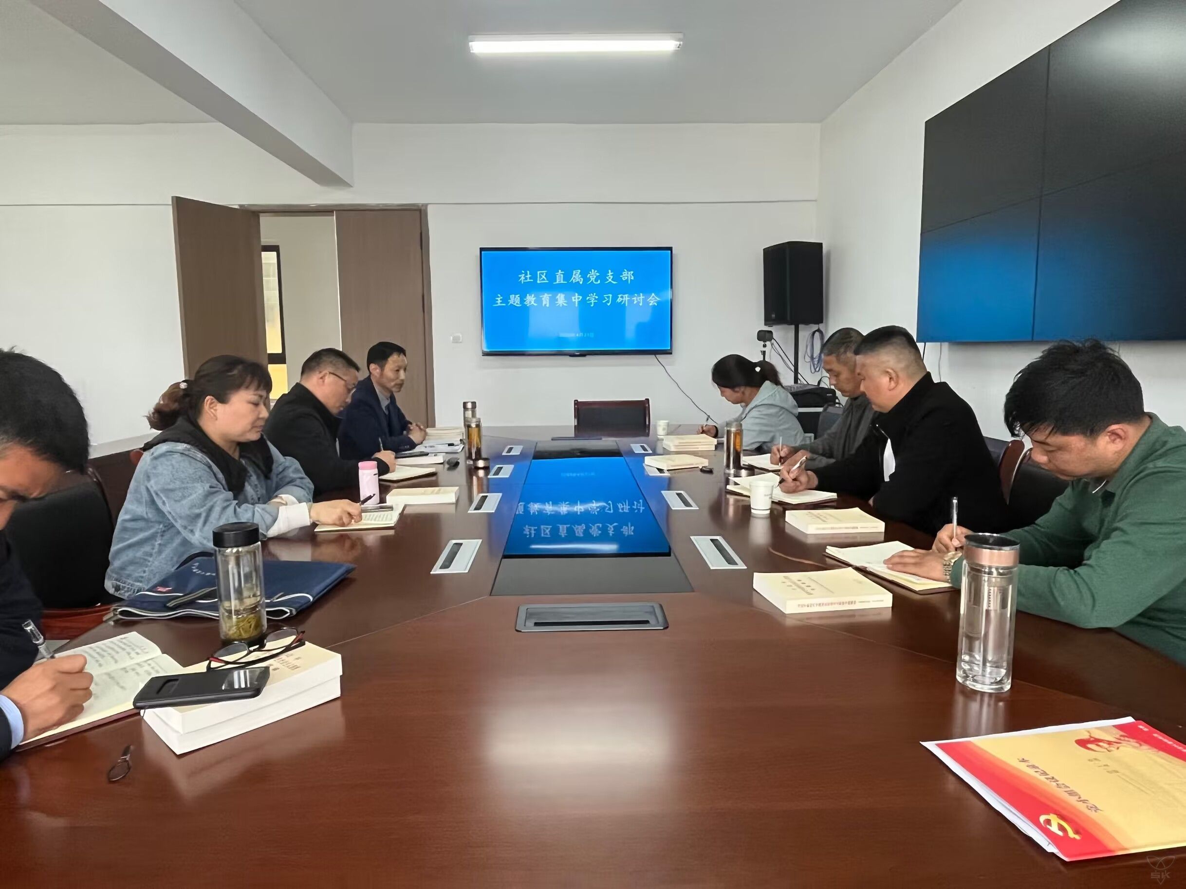 主题教育进行时丨社区直属党支部：学深悟透增本领 凝心聚力建新功