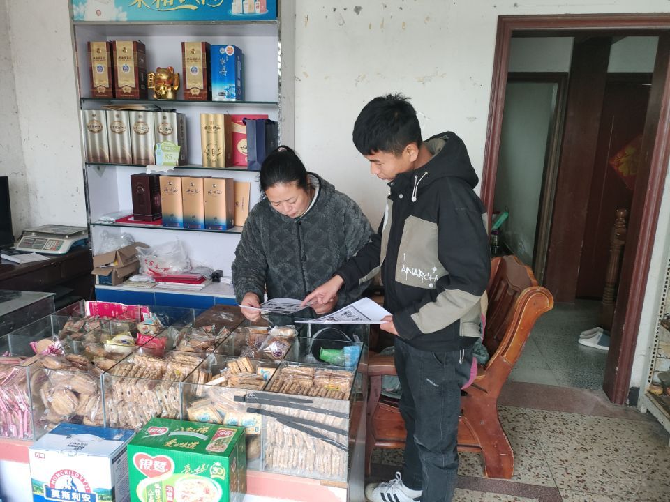 王庄居委会开展消防安全“敲门入户”宣传活动