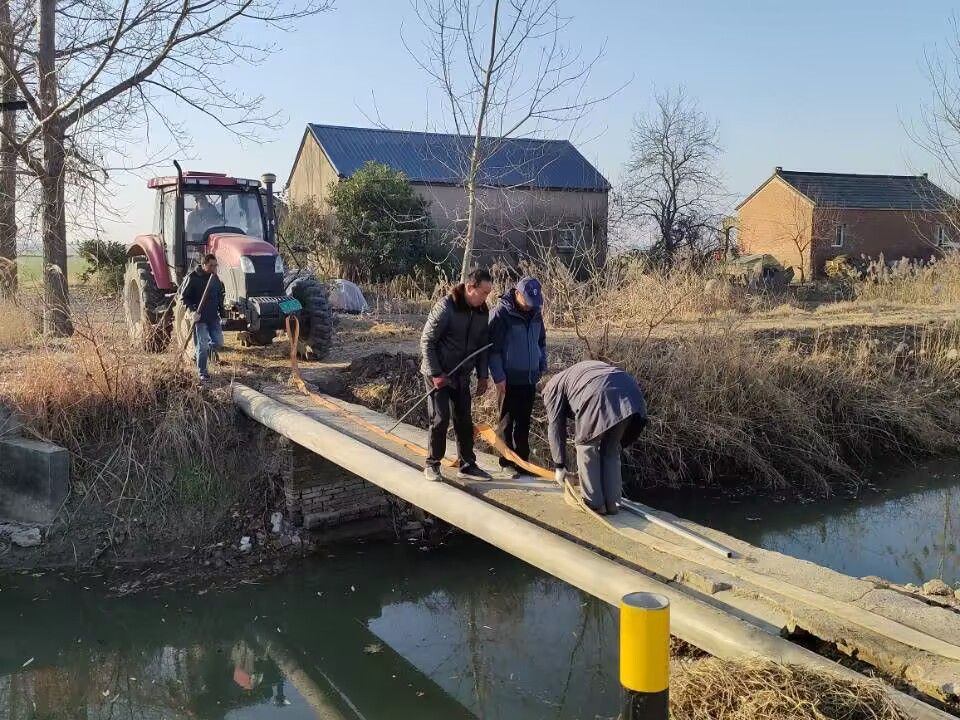王庄居委会：修建 “过河桥” 畅通便民路