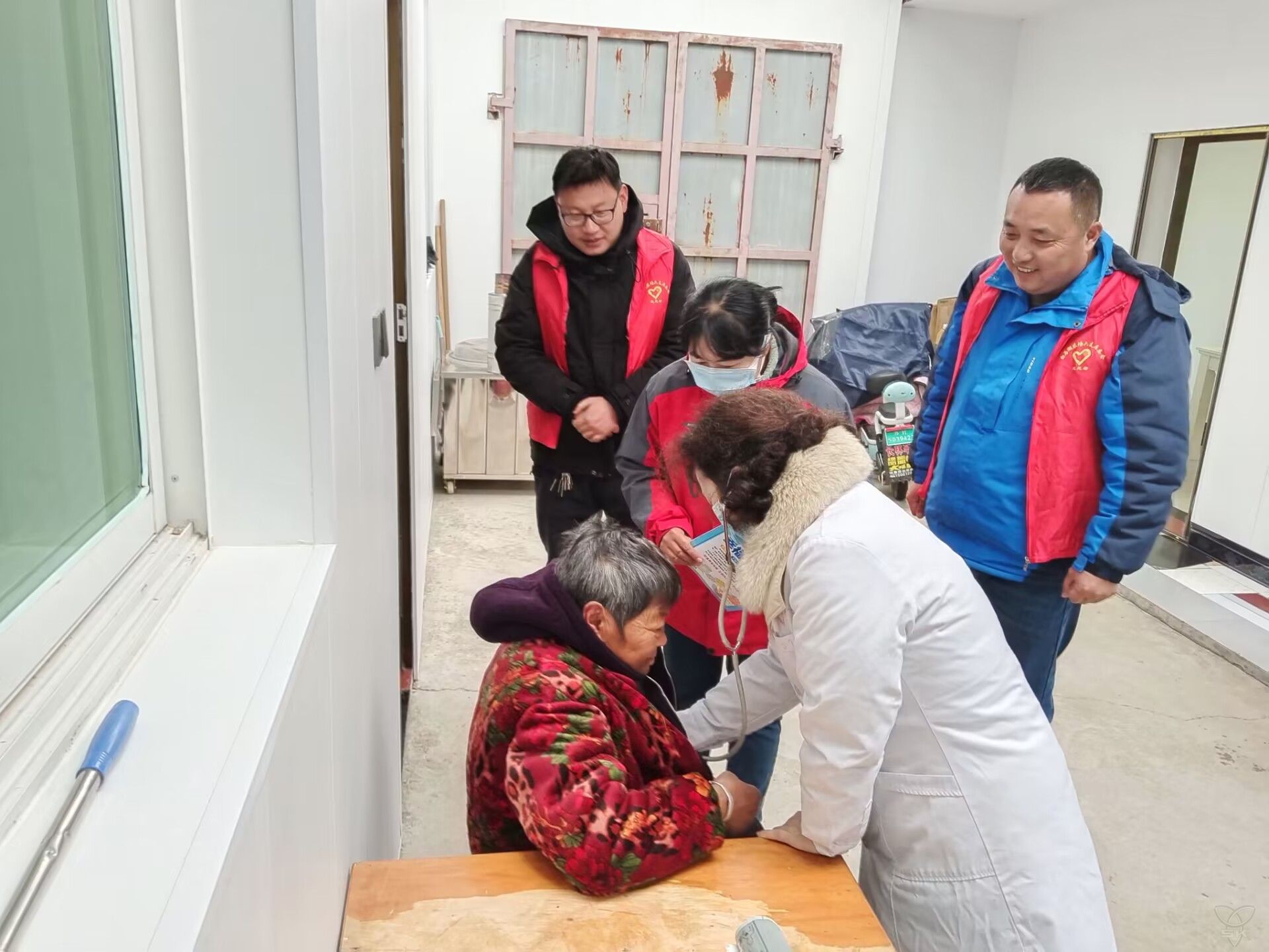 六支居委会开展“奉献一片爱心 关爱特殊人群”志愿服务活动