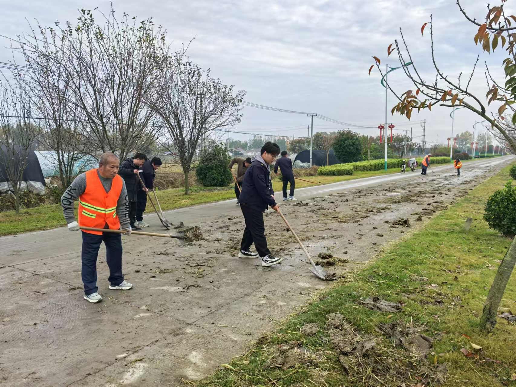 社会管理科：清理路面积泥 提升环境颜值