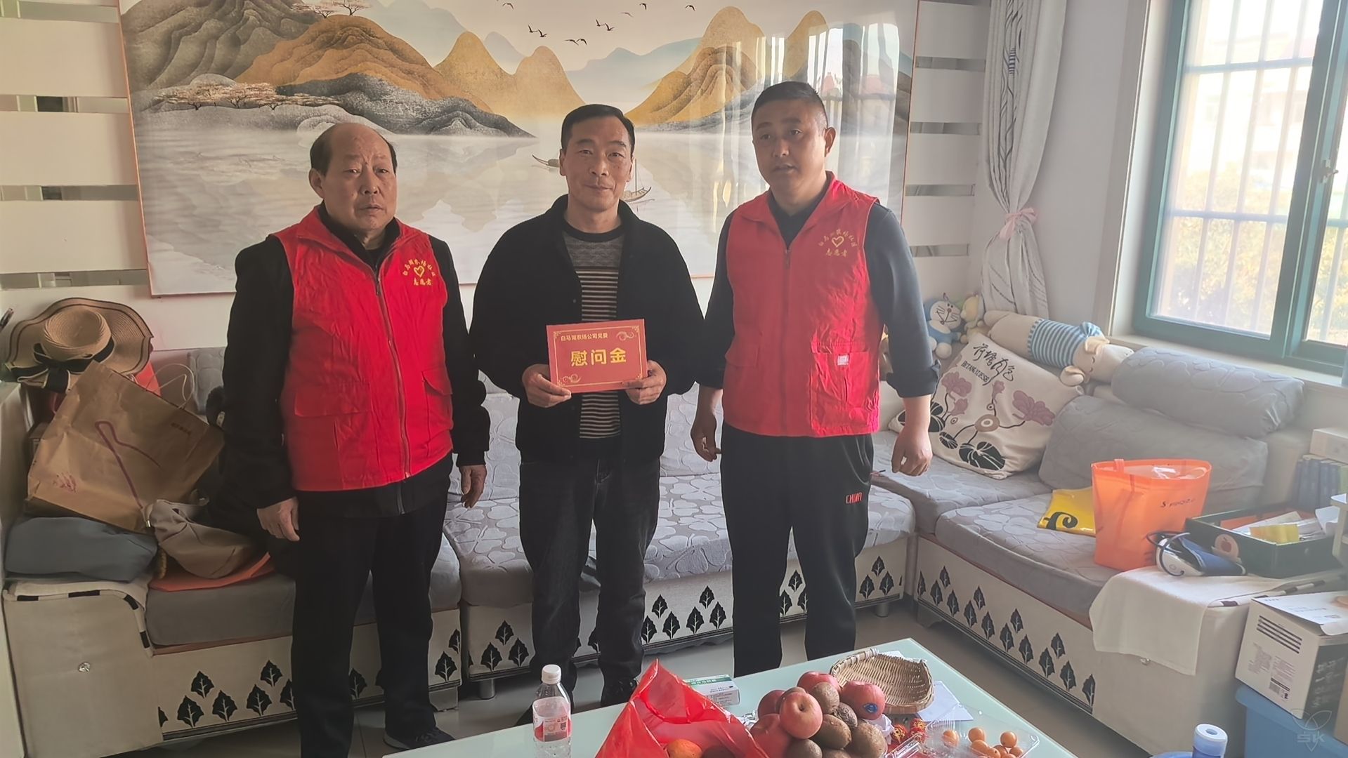 战友情深：退役老兵慰问患病战友